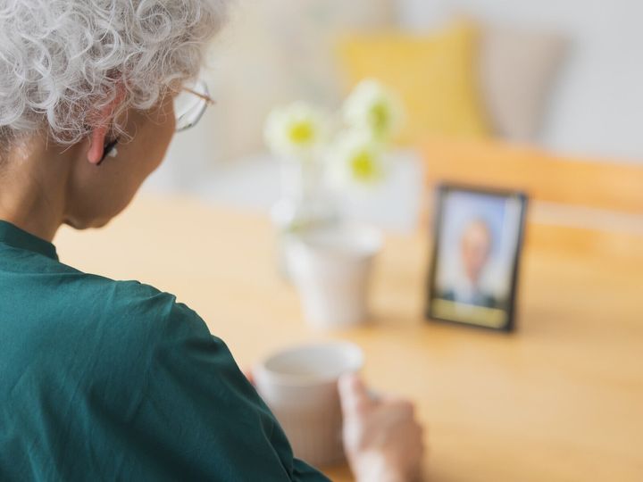 夫を亡くした悲しみを乗り越え、少しずつ笑顔を取り戻した70代の母。新たな人づきあいを楽しむ一方で、娘は母の行動に違和感を覚え始める。長年、夫に支えられ生きてきた人生が、母の老後の暮らしや人間関係に影を落としていた。※画像：PIXTA