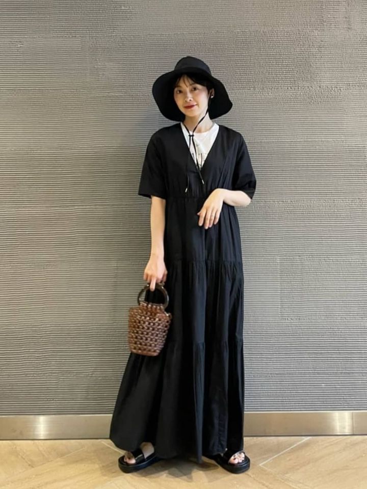 シンプルな黒の厚底サンダル×涼感ワンピで上品な統一感