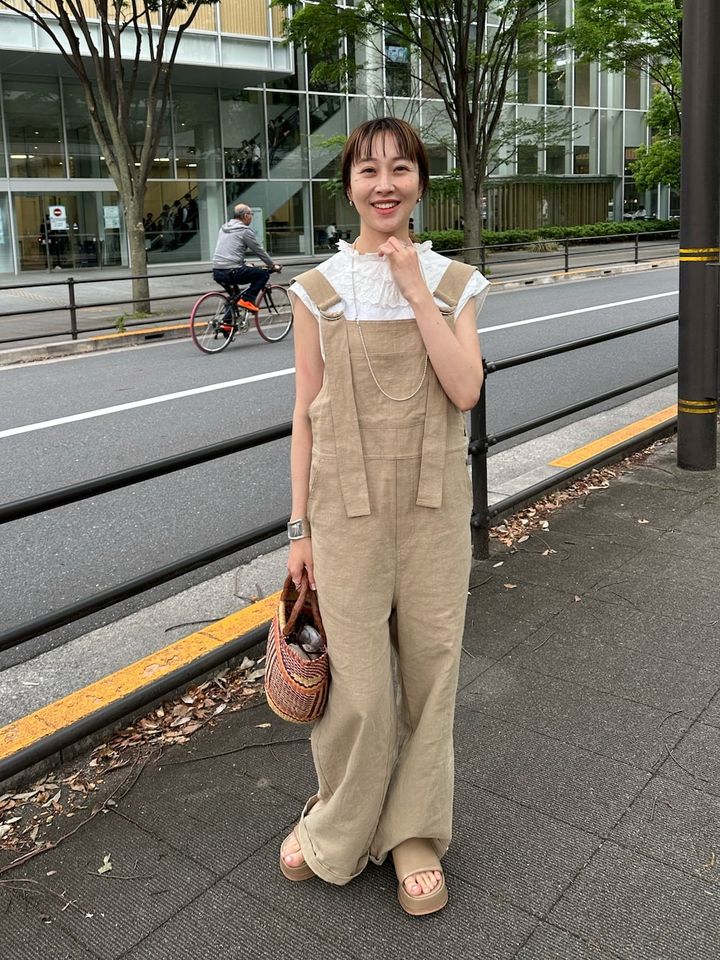 ベージュの厚底サンダルで脚長＆柔らかカラーコーデを楽しむ