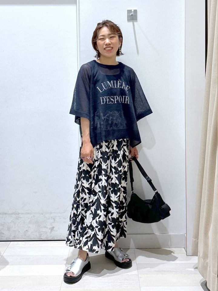 トレンド感アップ！シルバー厚底サンダルで旬を取り入れる