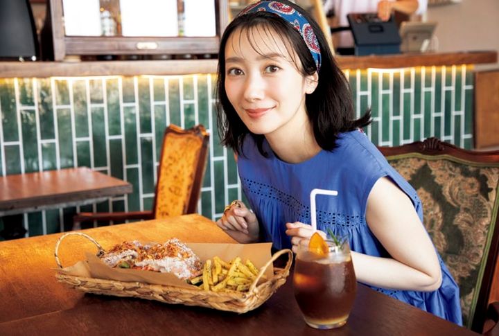 BAYWICHのピザ生地オープンサンドとコーヒーを使ったお洒落なカクテルと波瑠さん