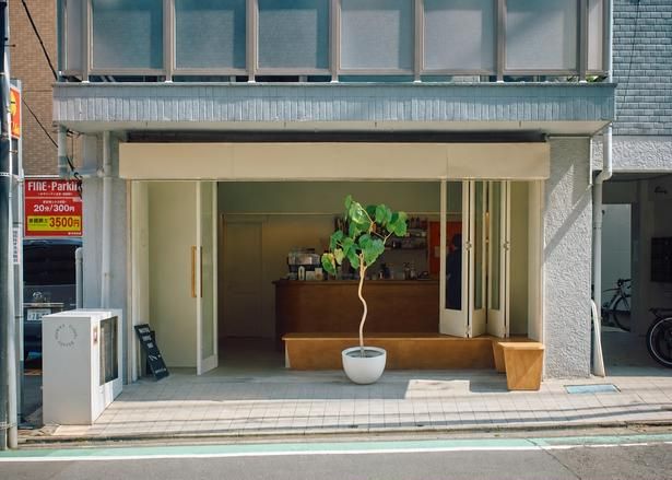 住宅街の一角に立つコーヒーショップ。出勤前や仕事終わりなどに気軽に行ける“いつもの店”