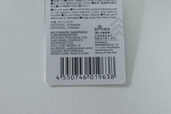 商品タグの裏面が拡大されており、バーコードと商品情報が読み取れる