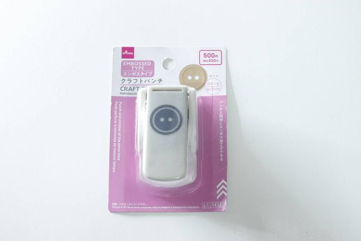 ダイソーのクラフトパンチ（エンボスタイプ、ボタン型）のパッケージ