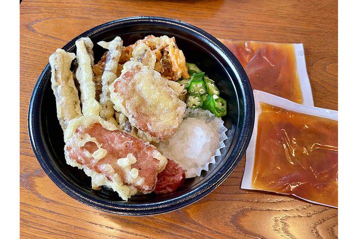  『スタミナ天ぷら冷し梅おろしうどん』690円（税込み）。筆者的には、揚げたての天ぷらのサクサク食感を楽しんでから、うどんつゆをかける“あとがけ” がおすすめ。