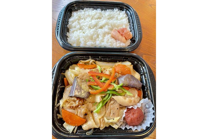 『スタミナ肉盛野菜炒め弁当』890円（税込み）。梅干し、明太子が添えられているのは、「味の変化を楽しみながら最後までおいしく塩分補給できるように」との配慮から。
