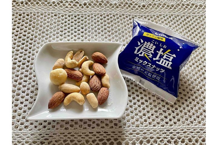 『夏のカラダメンテ飯』２商品どちらか購入で、塩分補給できるミックスナッツ１袋（写真）プレゼントの“おやつ特典”も（7月16日～なくなり次第終了）