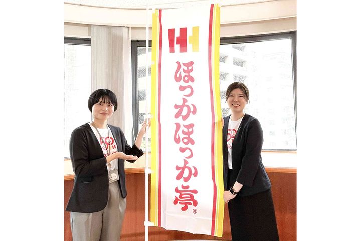 「ロゴの作者さんと心あたたまる対面を果たせました。たくさんの方に情報提供をいただき感謝です！」と広報担当の永岑さん（右）、村川さん（左）