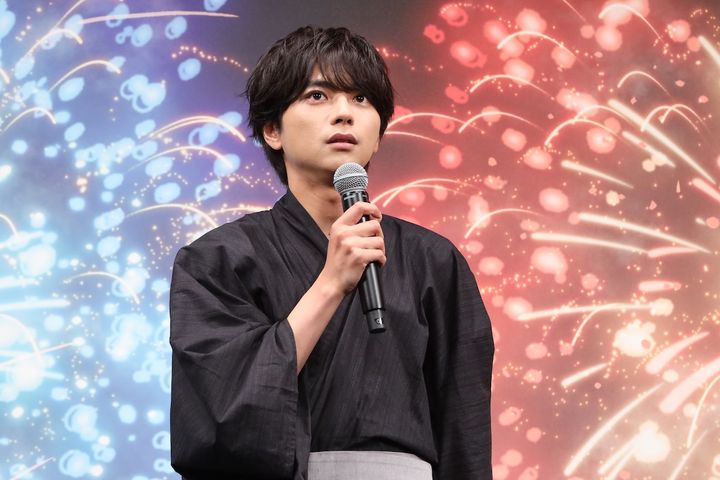 佐藤勝利、声優初主演作『君と花火と約束と』完成披露で感謝 原菜乃華と浴衣姿で作品への思い語る