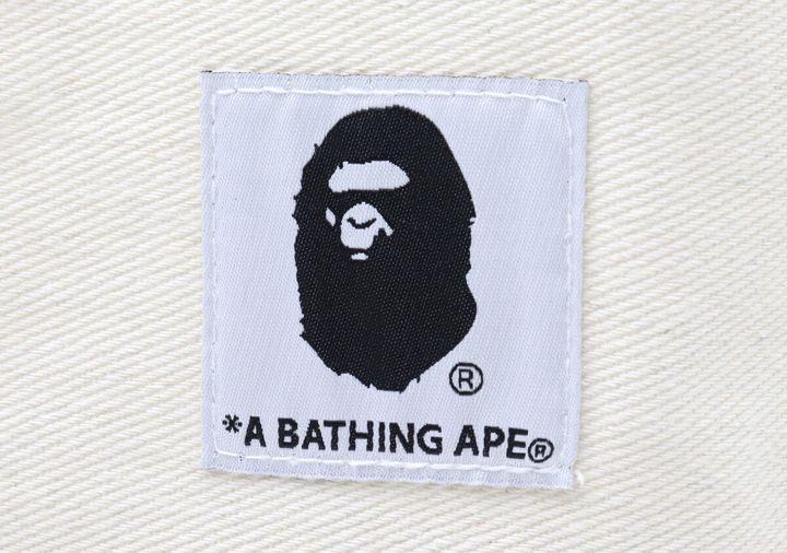 A BATHING APEのロゴが刺繍されたタグのアップ