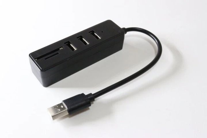 黒いUSBハブとUSBケーブルが白い背景に置かれている