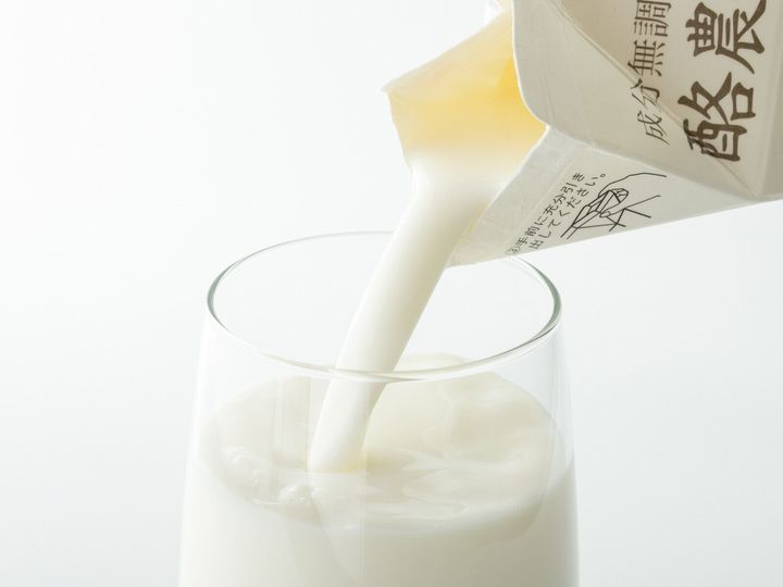 昔から体にいいと言われる牛乳ですが、最近はさまざまな情報があり「結局どうなの？」と迷うこともあるでしょう。実際、体にとって牛乳はプラスになるのかどうか。その答えと理由を解説します。※サムネイル画像：PIXTA