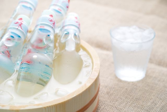 木の桶でラムネを冷やしている 夏の風物詩