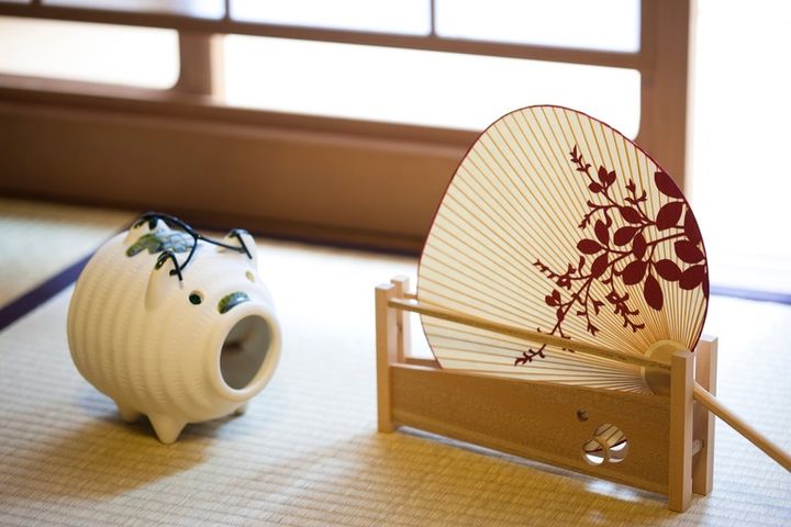 団扇と豚の蚊取り線香ケース