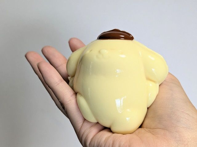 LUSH×サンリオ ポムポムプリンのボディソープを手に取った様子