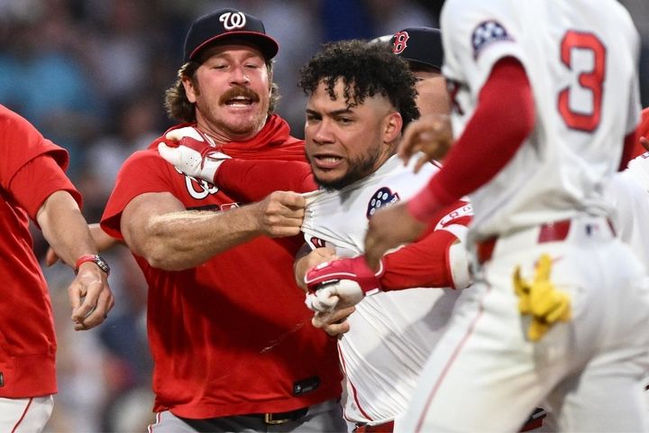 （写真中央）乱闘で暴れるウィルソン・コントレラス（C）Getty Images