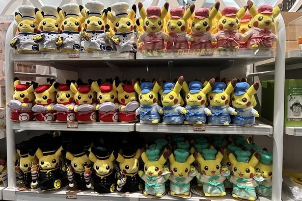 ポケモンカフェのオリジナルアイテムが多数のグッズコーナー