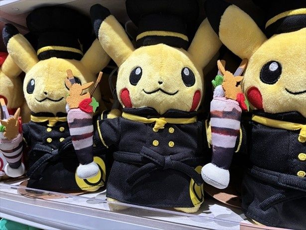 「ぬいぐるみ Pokémon Cafe パティシエピカチュウ」(2640円)