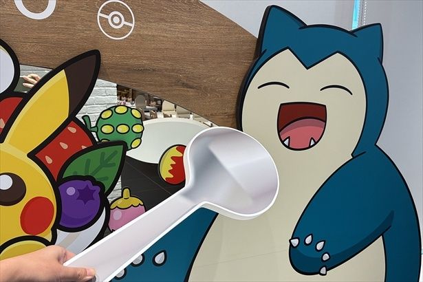 備え付けの巨大スプーン＆フォークを持ってカビゴンと一緒に記念撮影できる