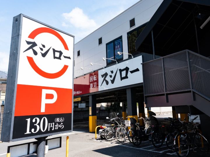 スシロー公式Xは7月1日に投稿を更新。7月3日から期間中、全品を赤しゃりで提供するキャンペーンを予告し、話題を集めています。（サムネイル画像出典：PIXTAより）