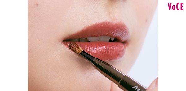 口紅をしっかり直塗りし、アウトラインはブラシでなじませて自然に調整