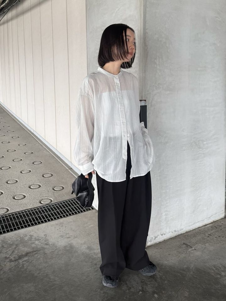 程よく透ける上品なシアー感が魅力の無印シャツ 出典：WEAR
