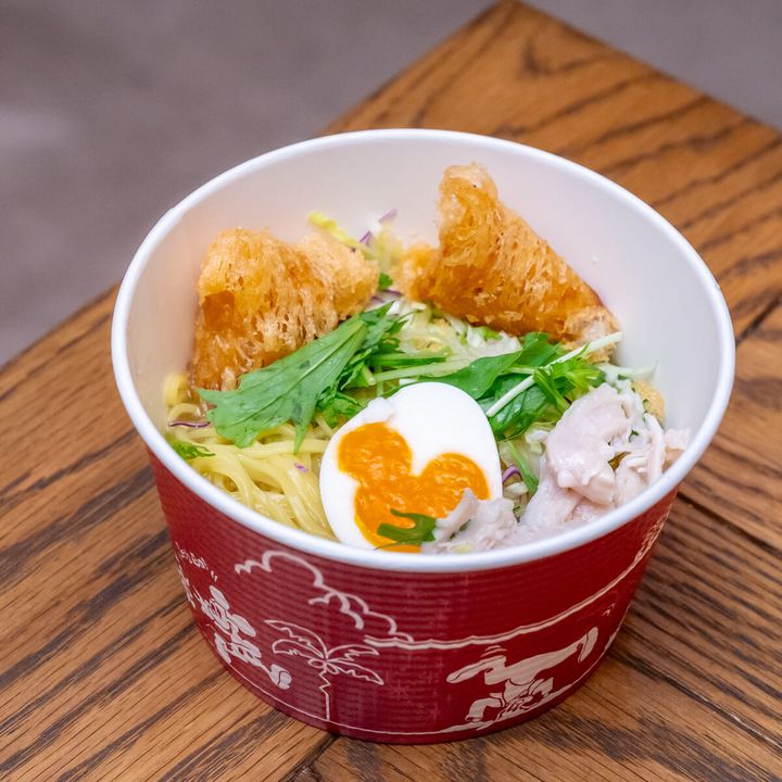 野菜とエビの春巻きと蒸し鶏の冷やし麺（ゆず塩）、エッグ添え