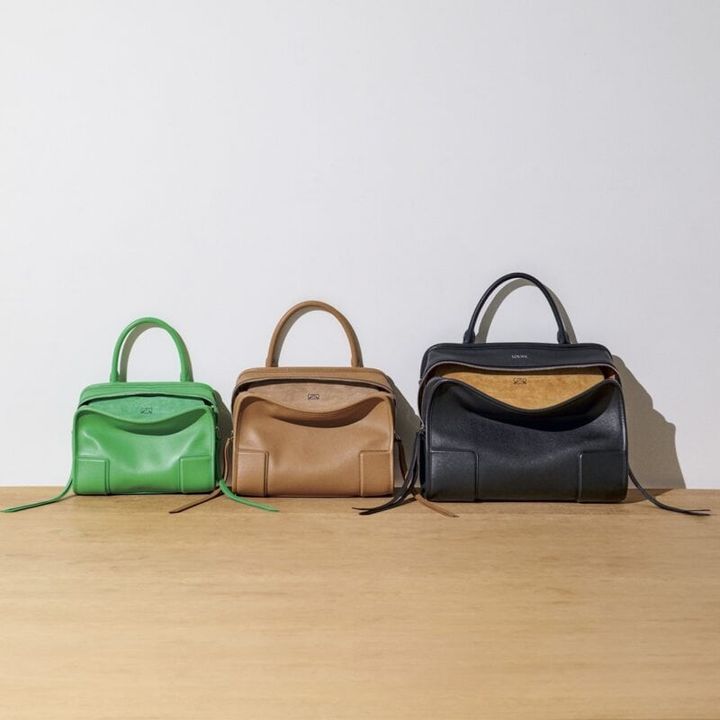 「アマソナ180 スモール」クローバーグリーン［H18.5×W24.5×D10cm］63万9100円、「アマソナ180」モカ［H22.5×W28×D11cm］69万1900円、「アマソナ180 ラージ」ブラック［H27×W34.5×D14cm］76万3400円（すべてロエベ／ロエベ ジャパン クライアントサービス）