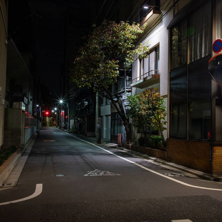 街灯に照らされた、夜の住宅街の曲がり角