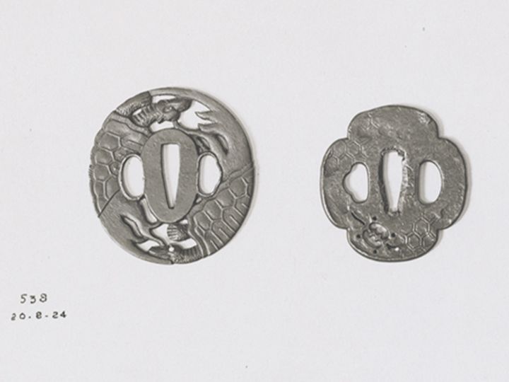 金属製の鍔（つば）