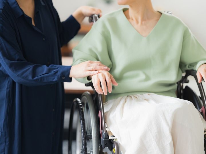 親の介護は負担となる一方、必要とされる実感が心の支えになることもある。しかし、その思いが強まると、親子の境界が曖昧な「共依存」に陥る危険も。実母の介護を経て、その「歪んだ関係」を見つめ直した58歳女性の体験を紹介する。※画像：PIXTA