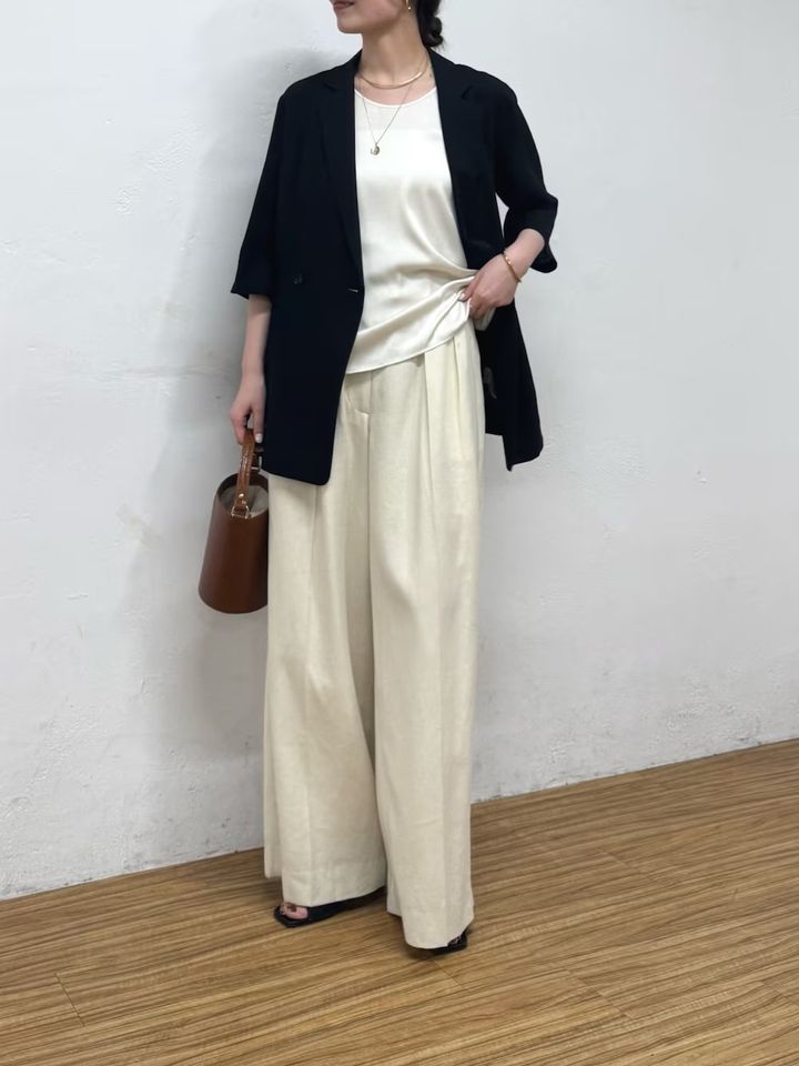 黒のハーフスリーブジャケットでシックに