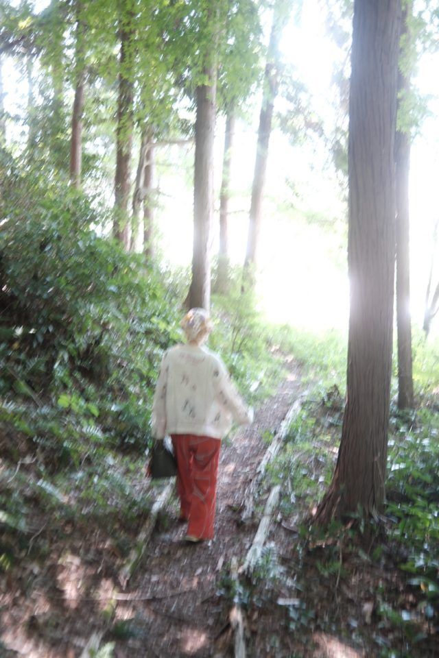 森を歩く女性