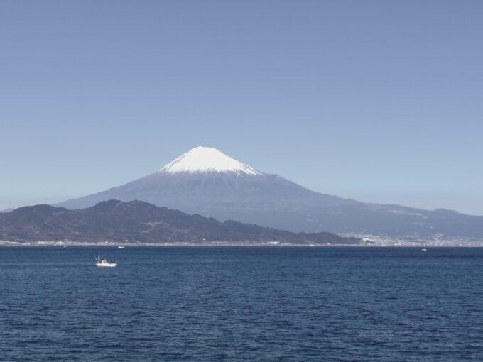 三保海岸（清水）から望む富士山