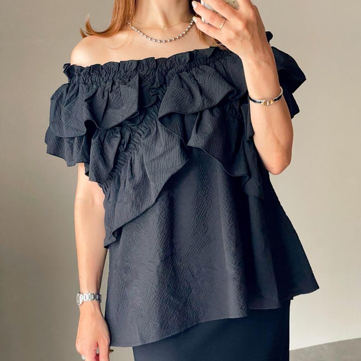 画像: 大胆オフショルスタイルもサマになる可愛さ！