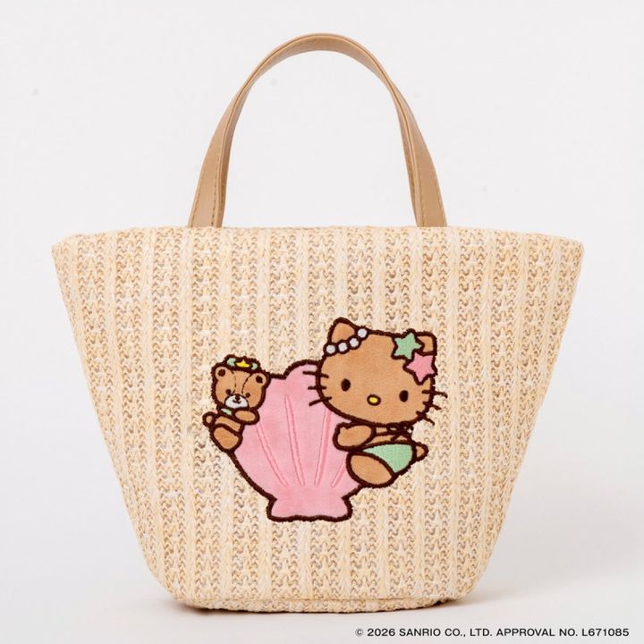 ハローキティとタイニーチャムが貝殻を抱きしめる刺繍が施されたベージュのかごバッグ