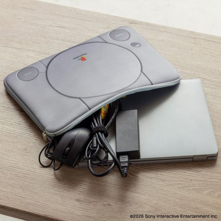 初代PlayStation™デザインのマルチクッションケースにノートPCと周辺機器を収納