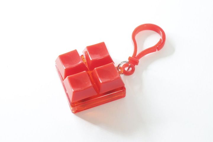 白い背景に置かれた赤いカラーブロックキーホルダーの全体像
