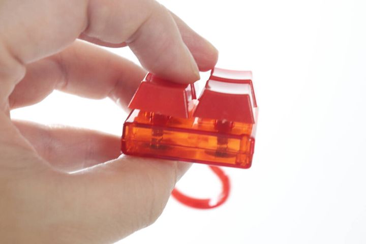 横から見たカラーブロックキーホルダーを指でつまんでいる様子