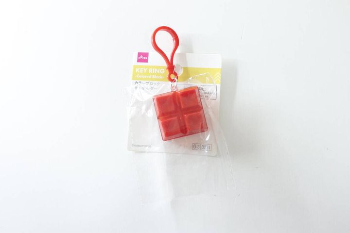 透明なパッケージに入った赤いカラーブロックキーホルダー