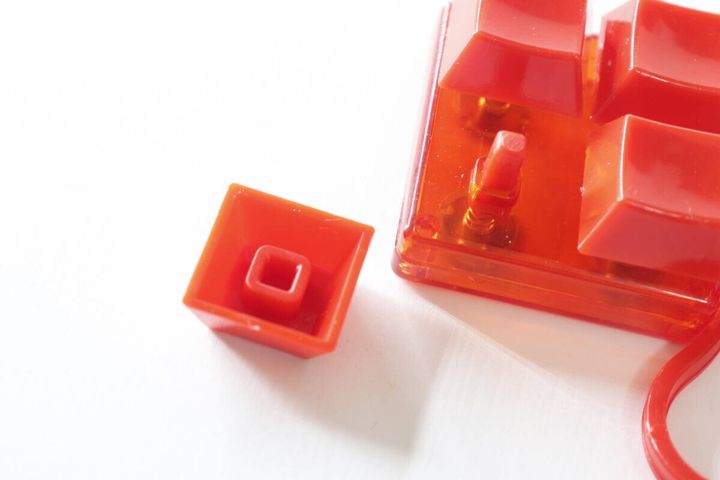 カラーブロックキーホルダーの赤いキャップが一つ外れている状態