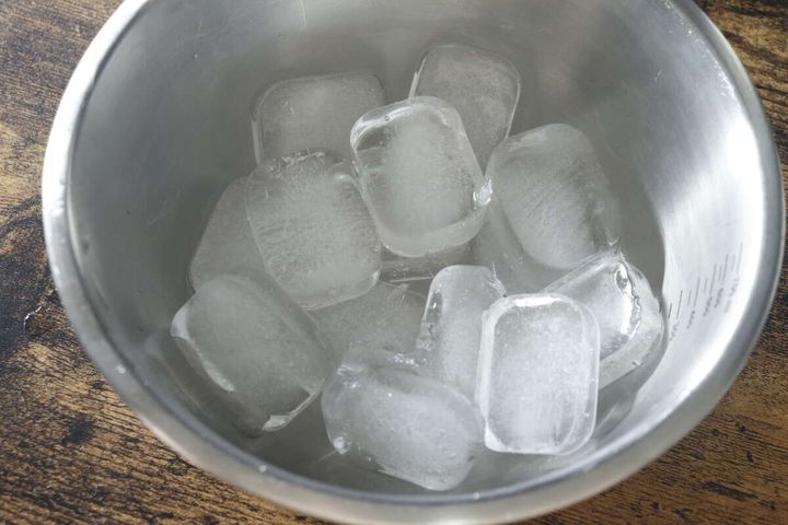 取り出した氷がステンレス製のボウルにたくさん入っている俯瞰写真