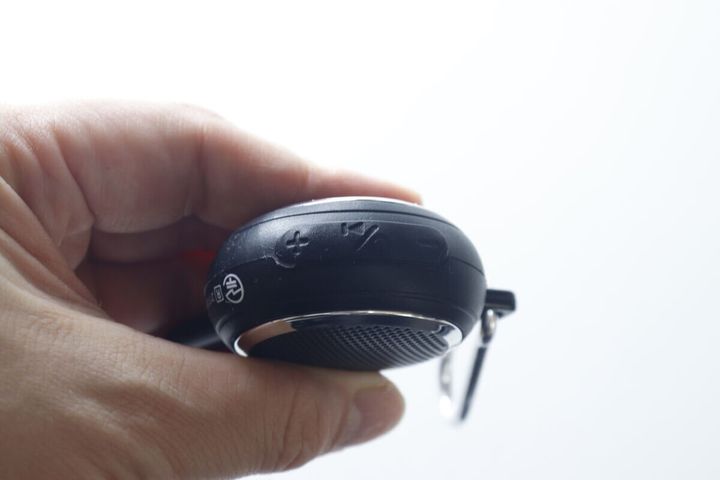 スピーカー側面にある操作ボタンのクローズアップ