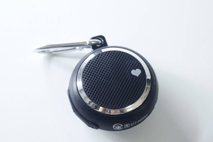 カラビナ付きワイヤレススピーカー本体のアップ