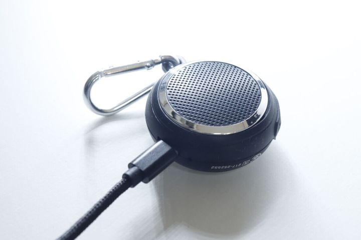 USB Type-Cケーブルで充電中のスピーカー
