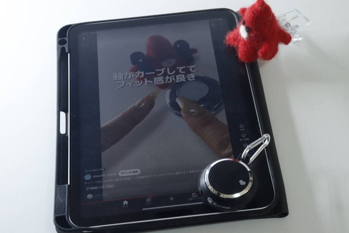 タブレットで動画を再生しスピーカーを置いた様子