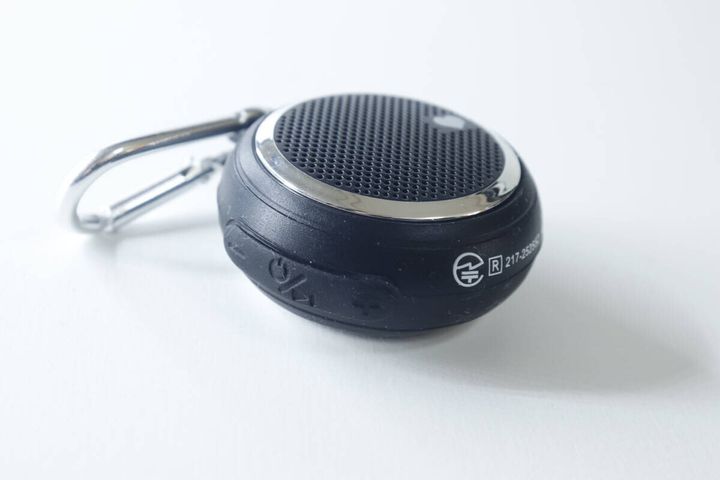スピーカーの側面にあるボタン部分