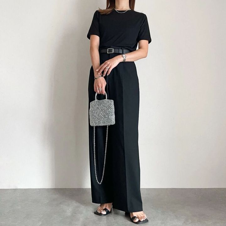 黒シアーTと黒ワイドパンツでオールブラックの女性