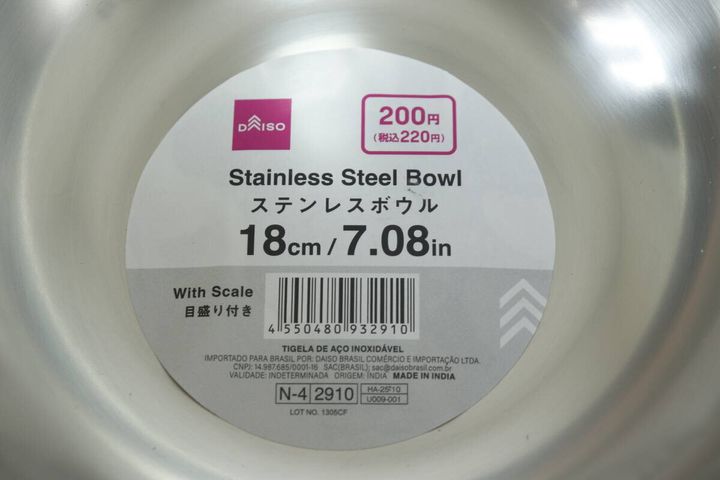 ダイソーのステンレスボウルの商品ラベル、価格やJANコードが読める