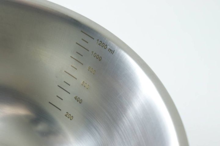 ステンレスボウルの内側に刻まれた200mlから1200mlまでの目盛り